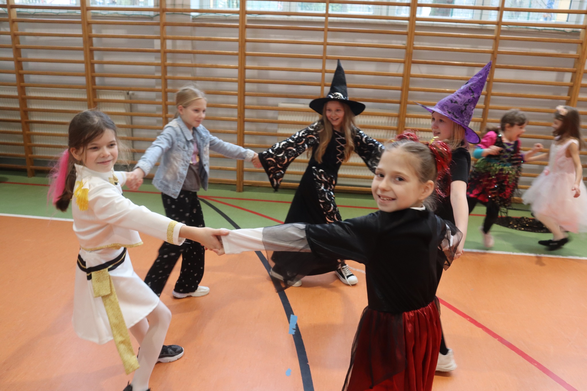 Andrzejkowa zabawa klas 1 -3 w Modlnicy